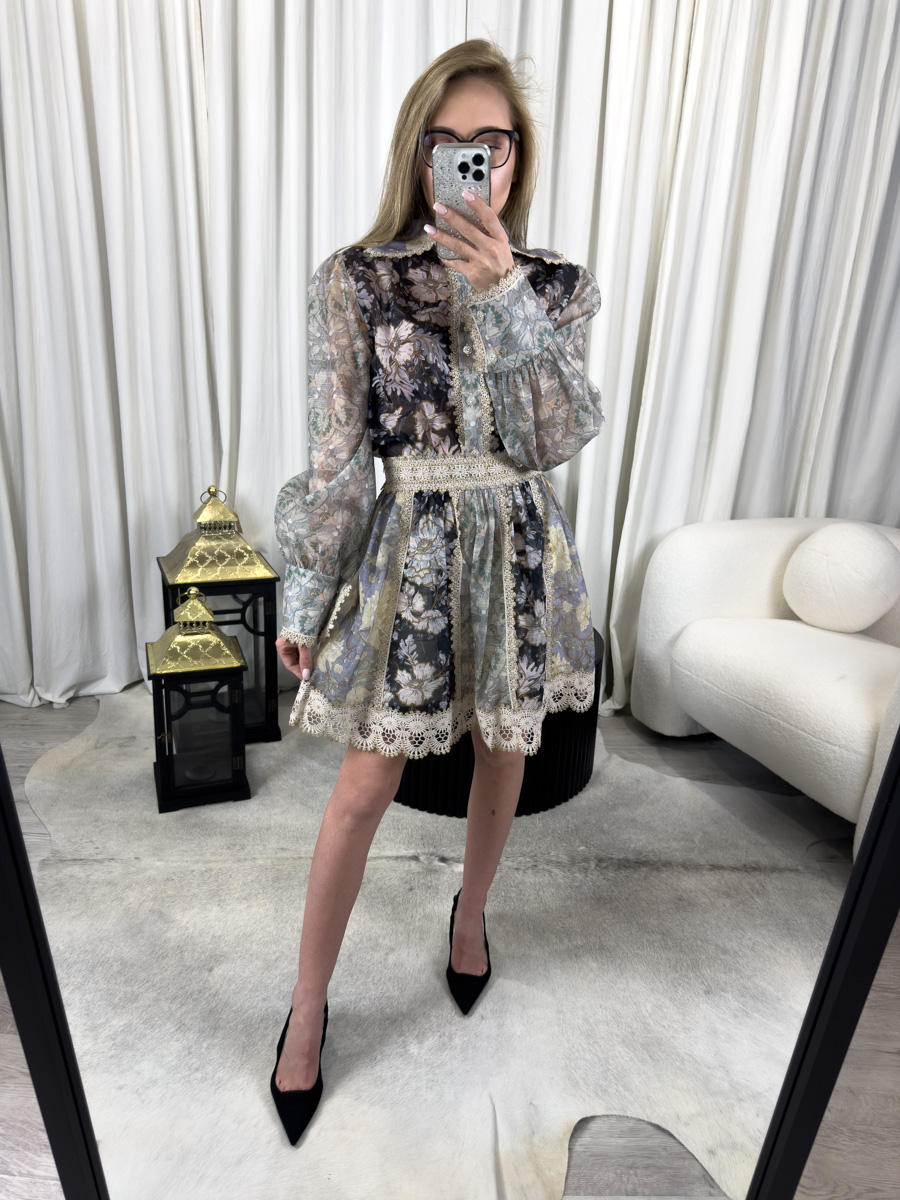 Komplet Laura błękitny – komplet damski z transparentną koszulą i koronkową spódnicą, pastelowy wzór w kwiaty.