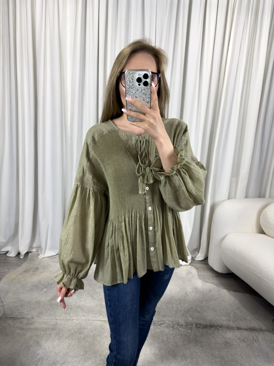 Koszula Romance khaki Wiya – khaki koszula damska z plisami i bufkami, romantyczny fason w stylizacji casual z jeansami.