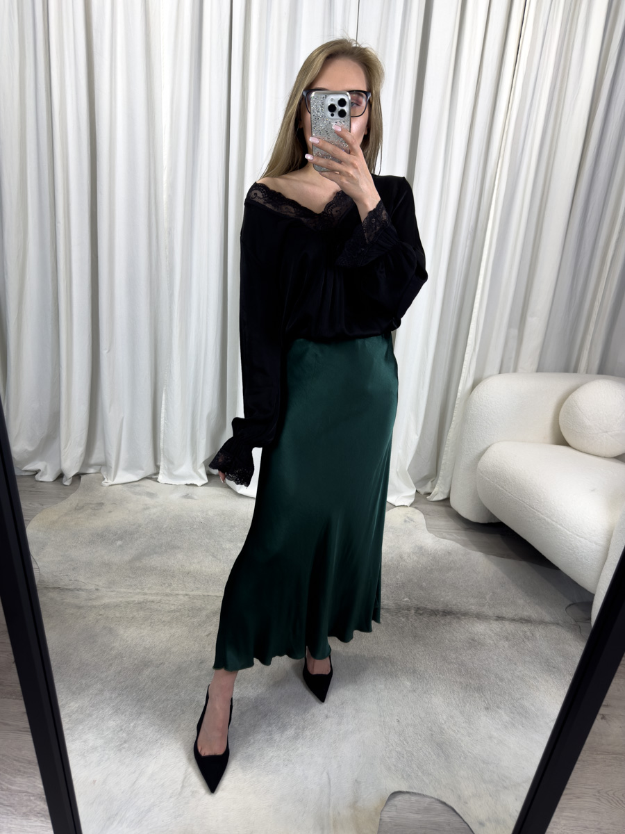 Spódnica Satine Ocean z satynowego materiału w głębokim morskim odcieniu, o długości maxi, zestawiona z czarną koronkową bluzką – elegancka stylizacja.