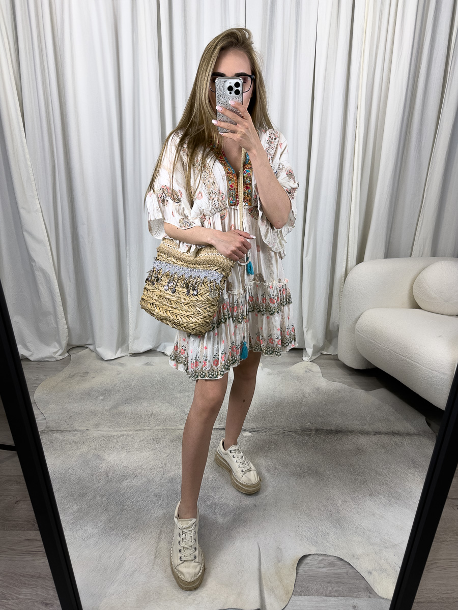 Sukienka w stylu boho Aurora koralowa – krótka sukienka z haftem, koralikami i koralowym printem, stylizacja letnia z torbą