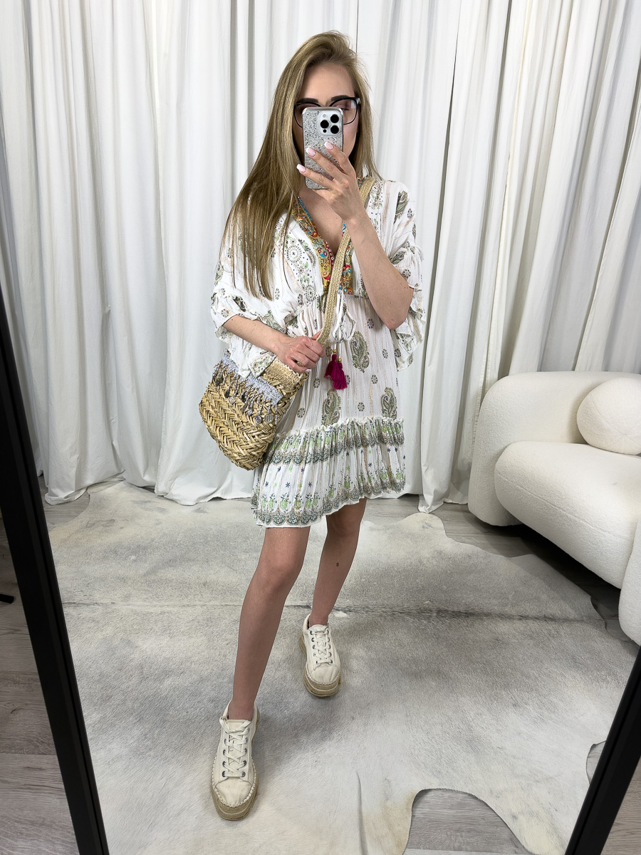 Sukienka w stylu boho Aurora zielona – krótka letnia sukienka z haftem i zielonym printem, stylizacja z torbą z rafii