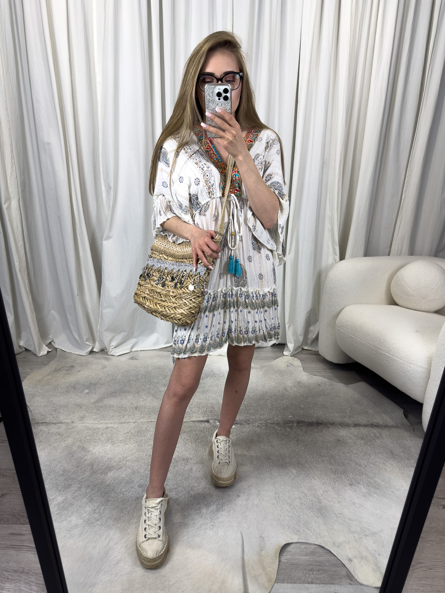 Sukienka w stylu boho Aurora niebieska – krótka sukienka z haftem, etnicznym printem i rękawem kimono, stylizacja letnia z torbą z rafii.