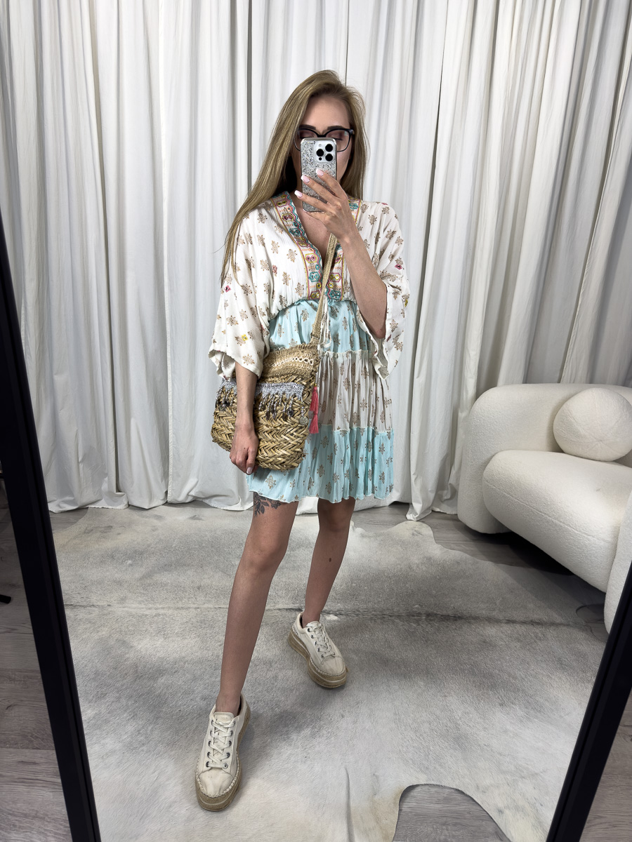 Sukienka w stylu boho Gaia turkusowa – krótka sukienka z haftem, rękawy kimono, pastelowe kolory, stylizacja z plecioną torbą