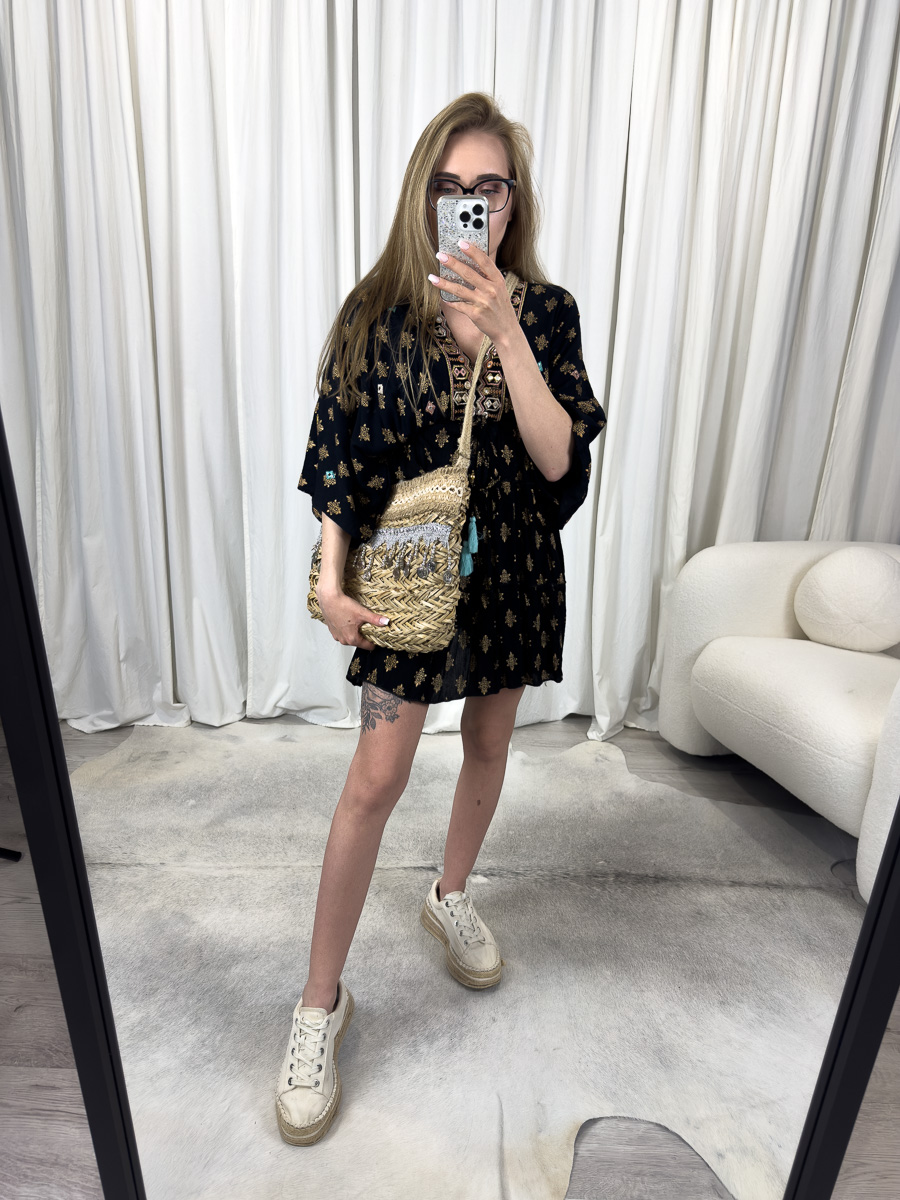 Sukienka w stylu boho Gaia czarna – krótka sukienka z etnicznym haftem, kimono rękawami i złotym printem, stylizacja z plecioną torbą