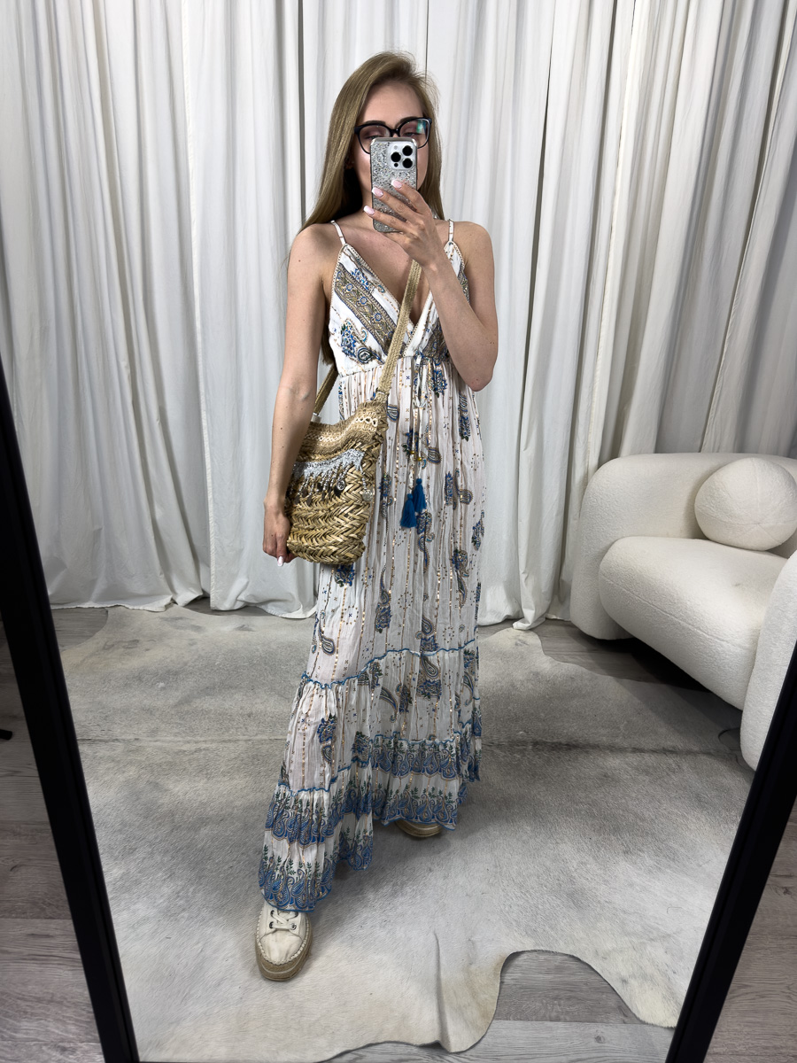 Sukienka maxi Celeste niebieska – długa sukienka boho z paisley printem w odcieniach niebieskiego, dekolt V, cienkie ramiączka, stylizacja letnia