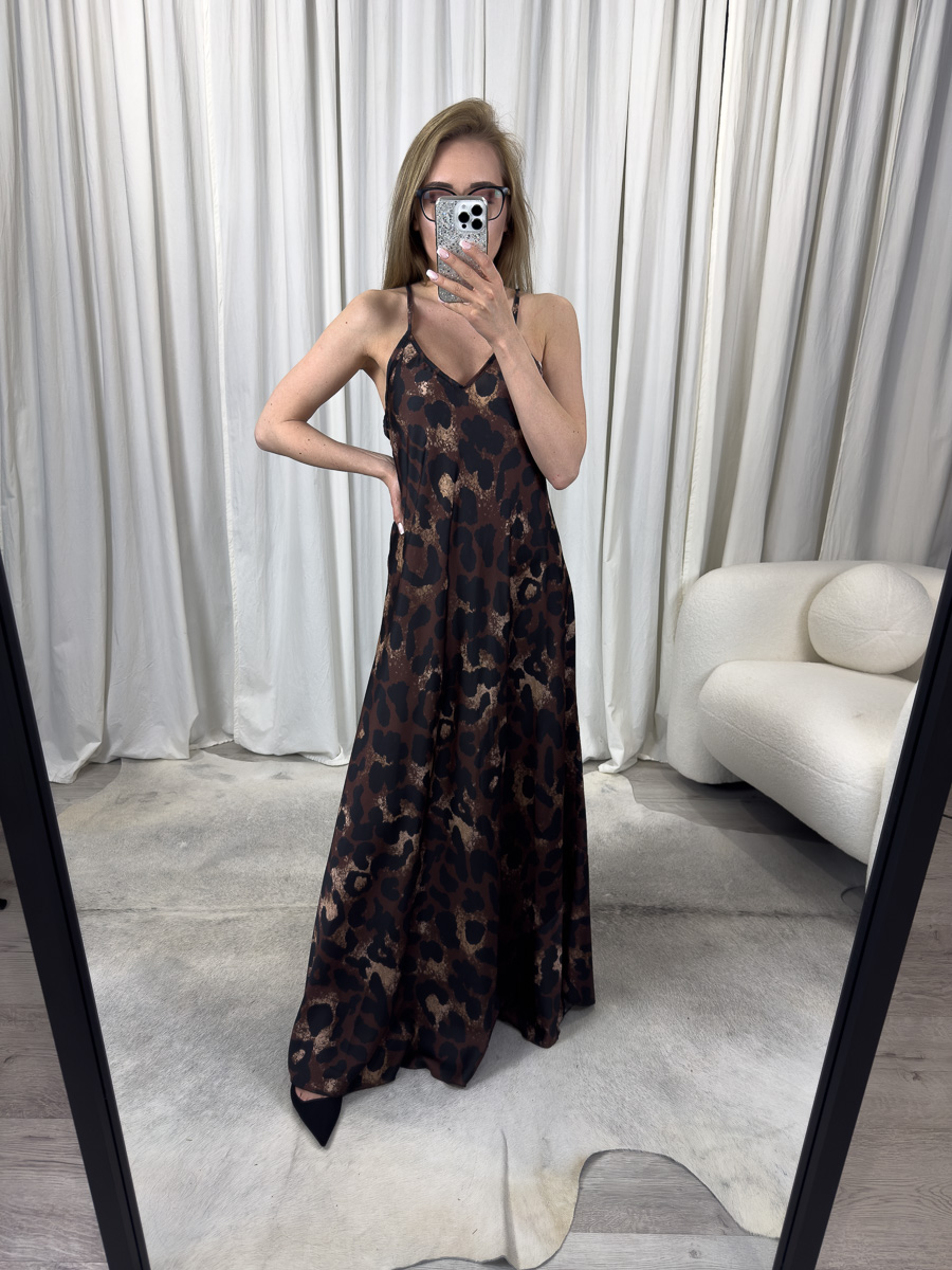 Sukienka satynowa Leopard z cienkimi ramiączkami i dekoltem V, o długości maxi, z wyrazistym zwierzęcym printem – elegancka i zmysłowa propozycja na wieczór i lato.
