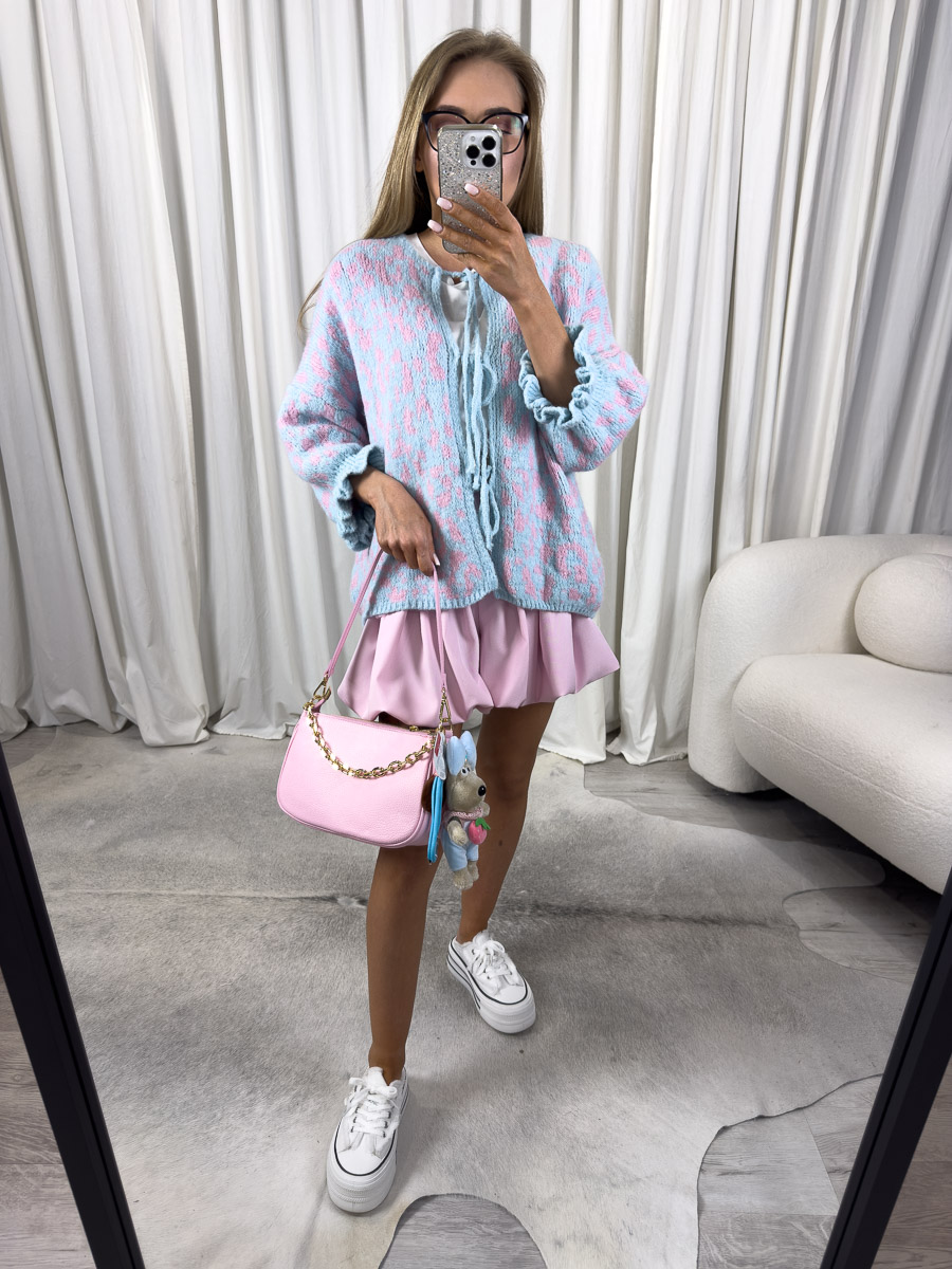 Zdjęcie produktowe sklepu internetowego z odzieżą damską – modelka w trampkach ubrana w kardigan Tessa babyblue w zwierzęcy print i krótkie spódnico-spodnie