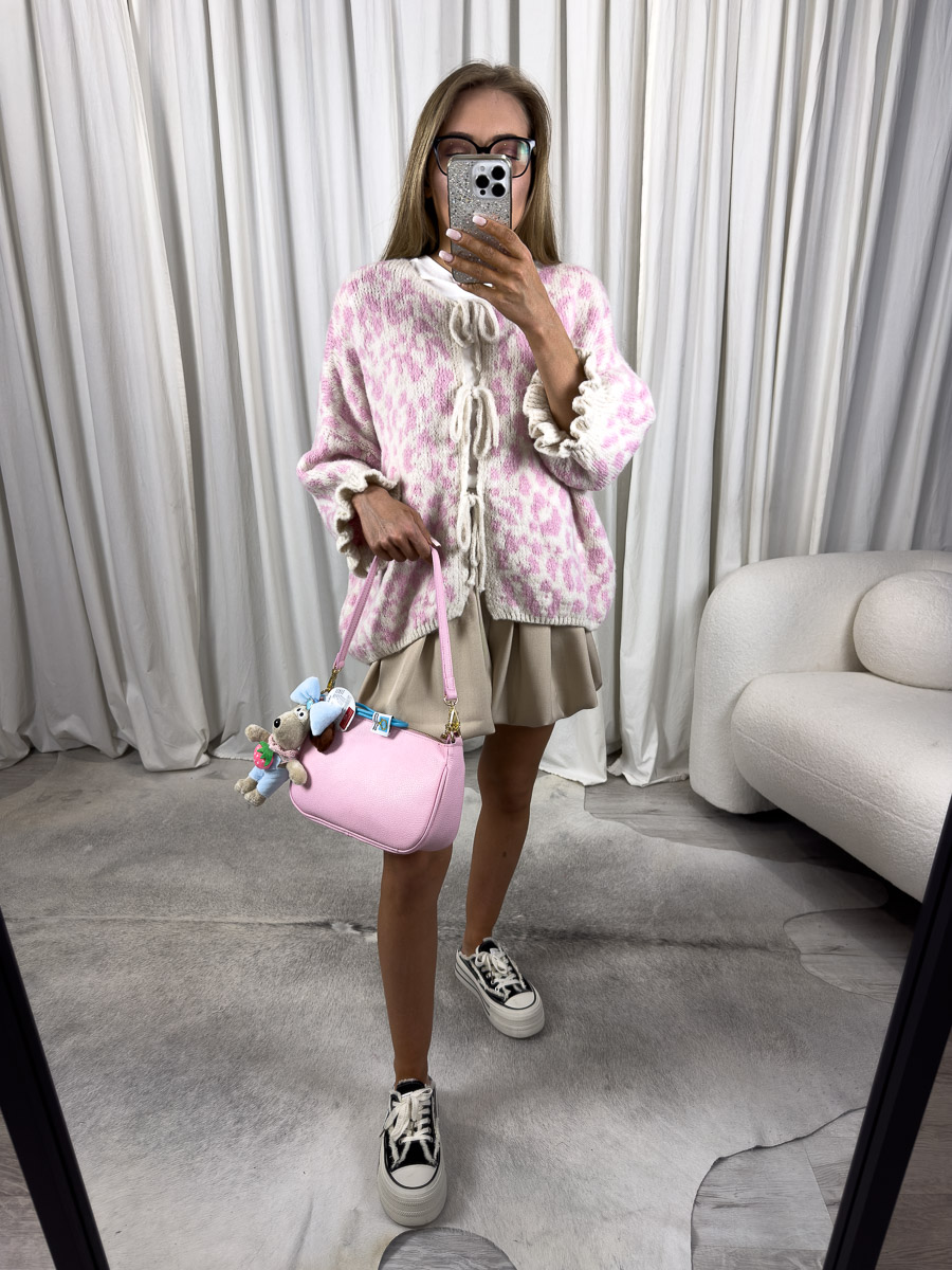 Zdjęcie produktowe sklepu internetowego z odzieżą damską – modelka w trampkach ubrana w kardigan Tessa jasny róż w zwierzęcy print i krótkie spódnico-spodnie