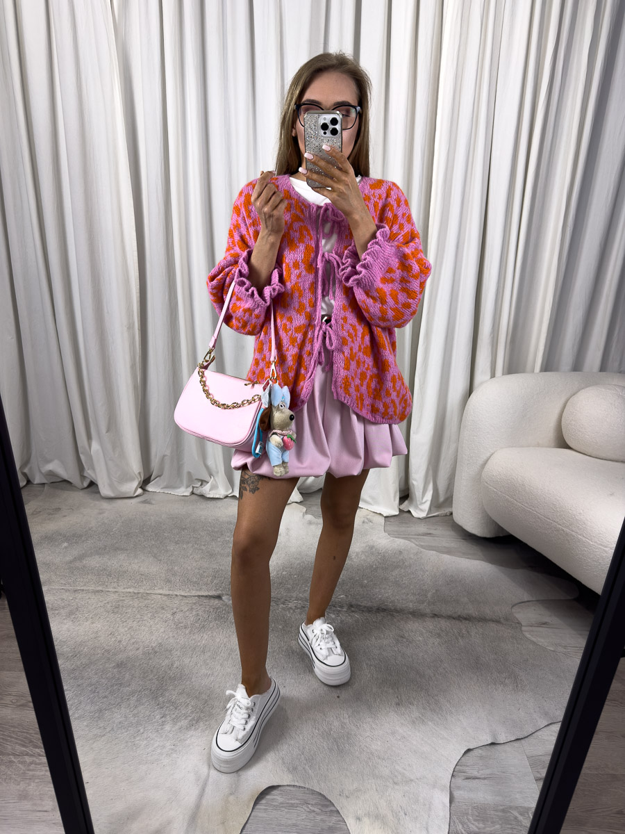 Zdjęcie produktowe sklepu internetowego z odzieżą damską – modelka w trampkach ubrana w kardigan Tessa pomarańczowy w zwierzęcy print i krótkie spódnico-spodnie