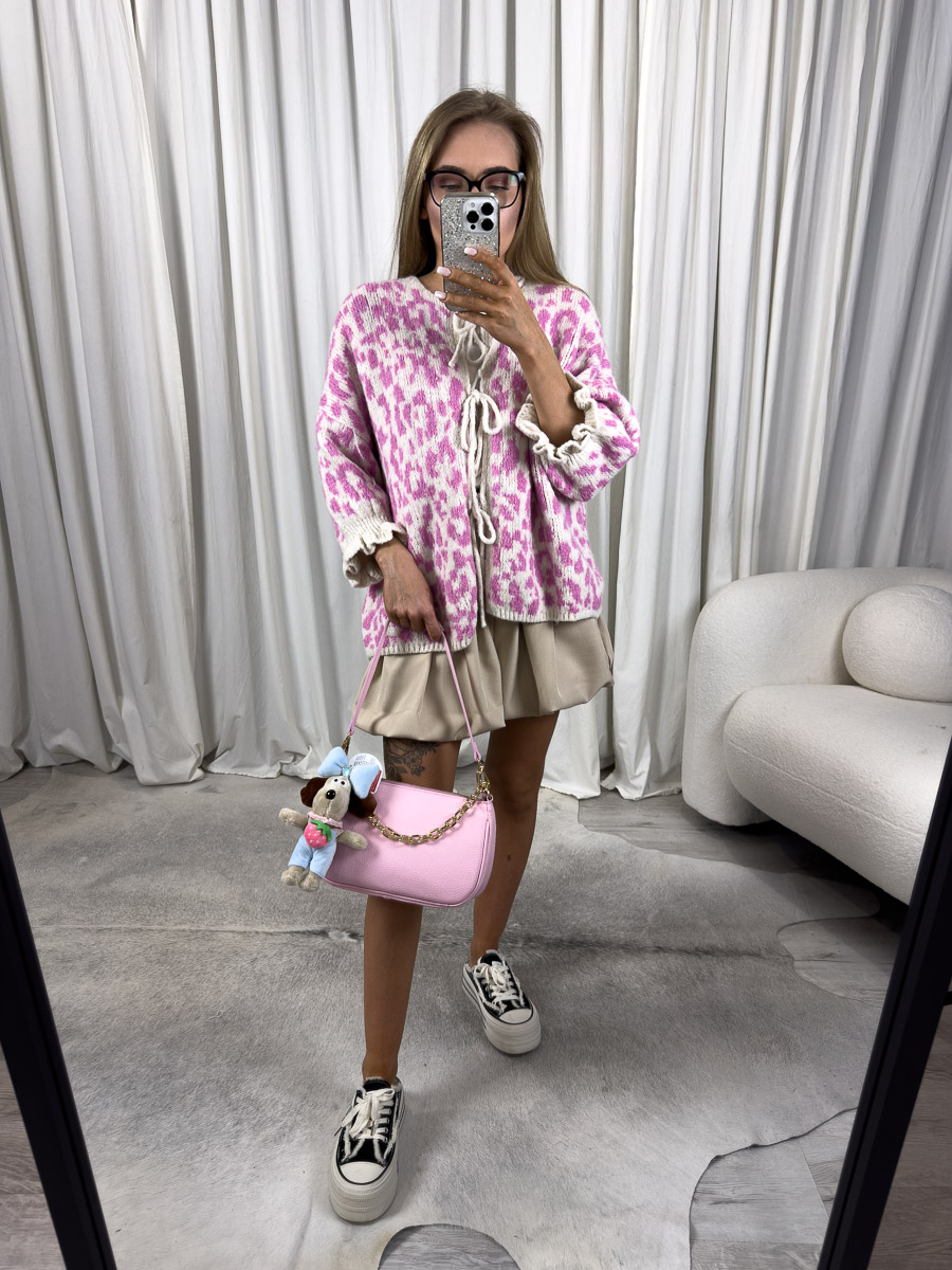 Zdjęcie produktowe sklepu internetowego z odzieżą damską – modelka w trampkach ubrana w kardigan Tessa różowy w zwierzęcy print i krótkie spódnico-spodnie
