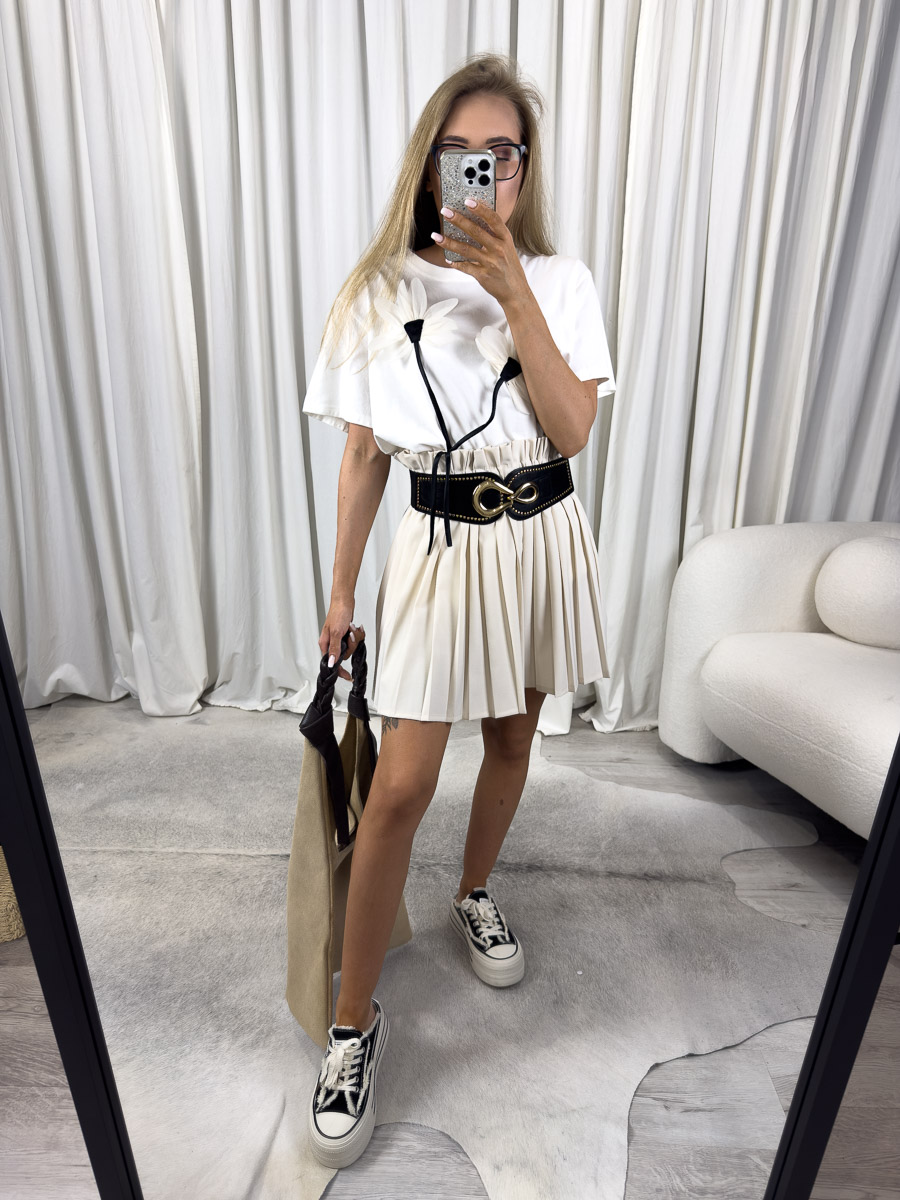 Zdjęcie produktowe sklepu internetowego z odzieżą damską – modelka ubrana w t-shirt Flower 3D biały i plisowaną spódnicę