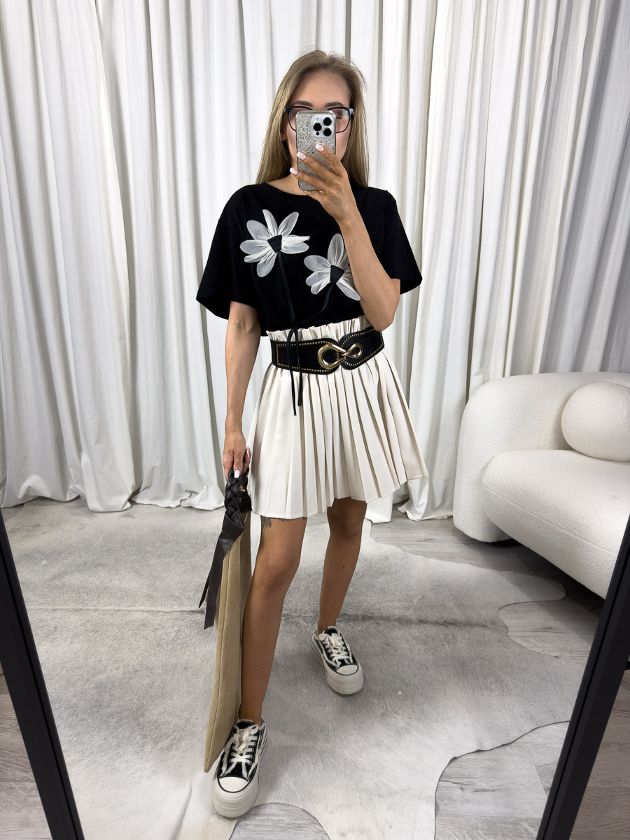 Zdjęcie produktowe sklepu internetowego z odzieżą damską – modelka ubrana w t-shirt Flower 3D czarny i plisowaną spódnicę