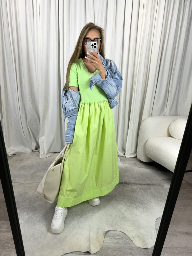 Sukienka maxi Cotton Wiya zielona – długa bawełniana sukienka damska w odcieniu soczystej zieleni, stylizacja z jasną torbą i sneakersami