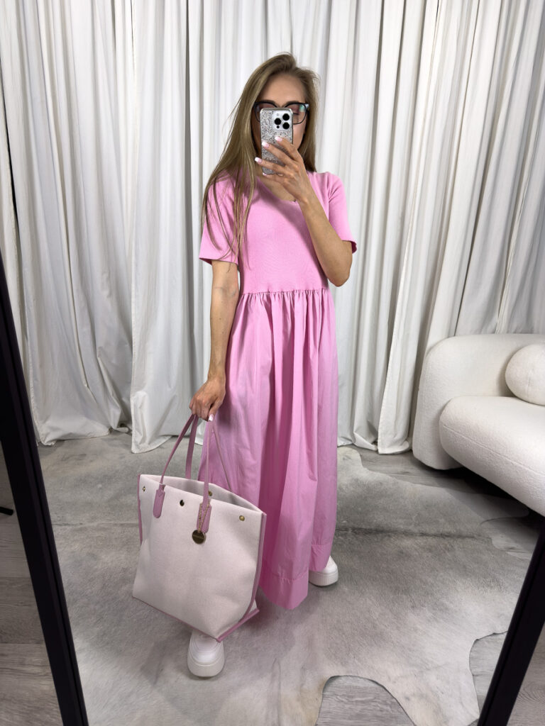 Sukienka maxi Cotton Wiya pudrowy róż – bawełniana długa sukienka damska w pastelowym różu, stylizacja z białymi sneakersami i jasną shopperką