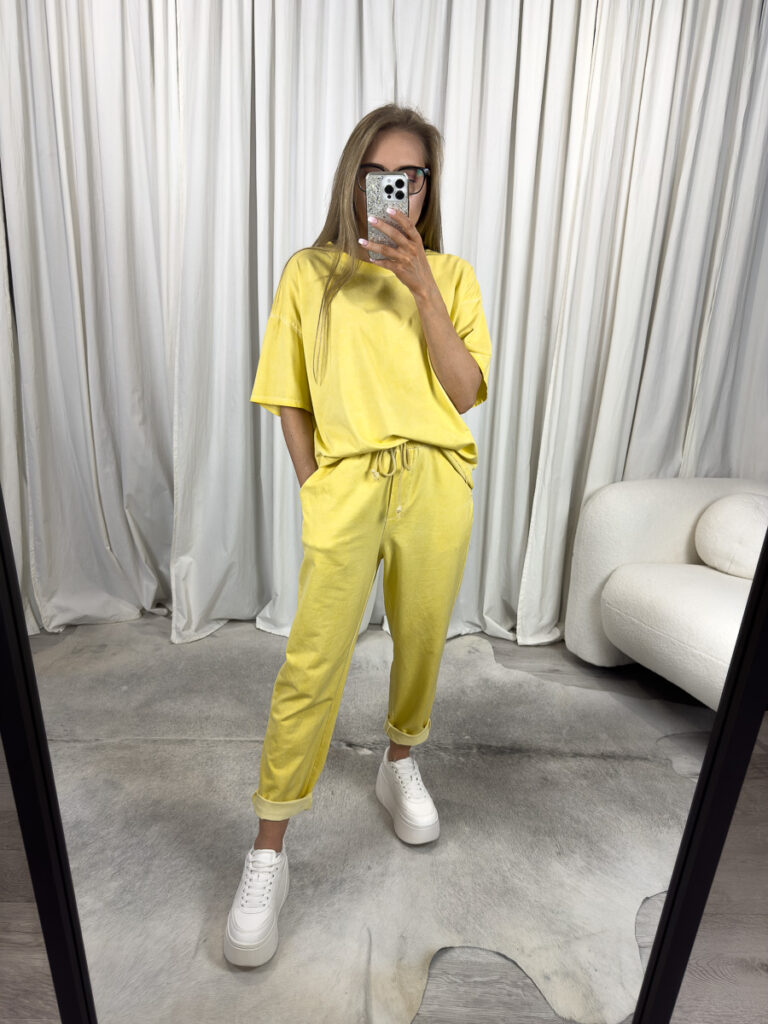 Komplet dresowy Skinny Wiya żółty – zestaw oversize'owej bluzki i spodni skinny od marki Wiya, stylizacja casualowa z białymi sneakersami, modna propozycja dla kobiet.