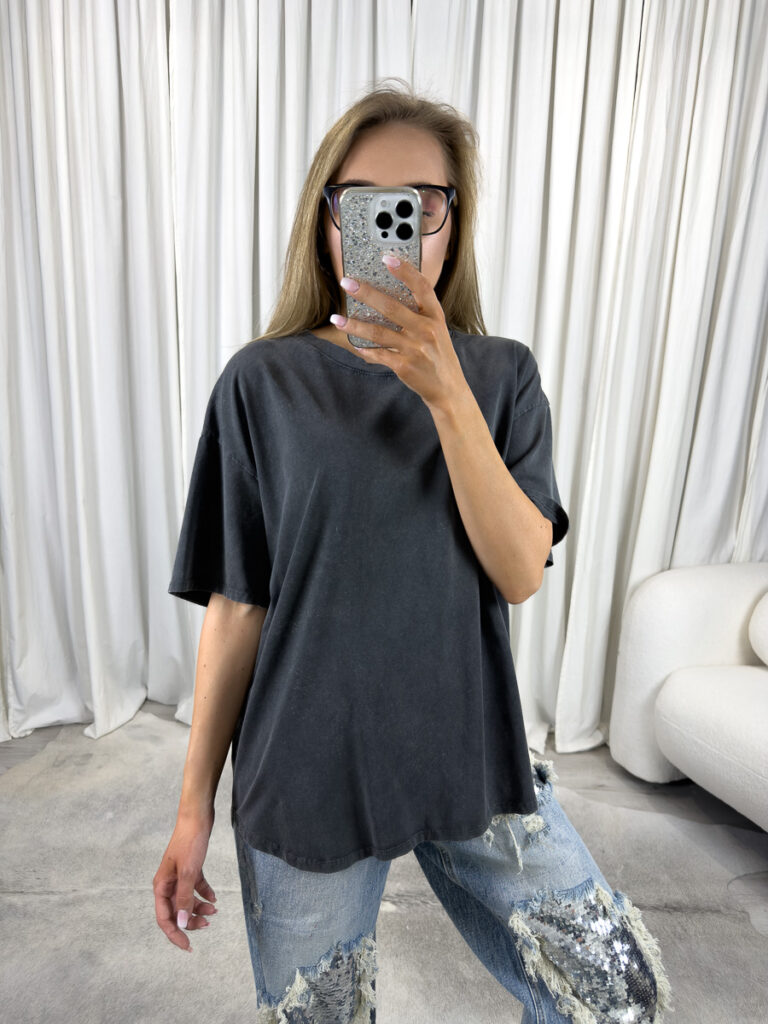 T-shirt bawełniany Basic Wiya szary – damska koszulka oversize w kolorze bordo, stylizacja z jeansami z cekinami.