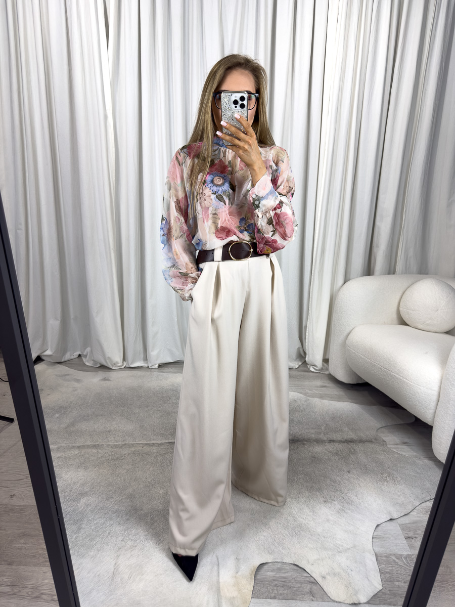 Koszula mgiełka w kwiaty Delicate kremowa to romantyczna propozycja na lato. Zwiewna, kobieca. Stylizacja z eleganckimi, białymi spodniami.