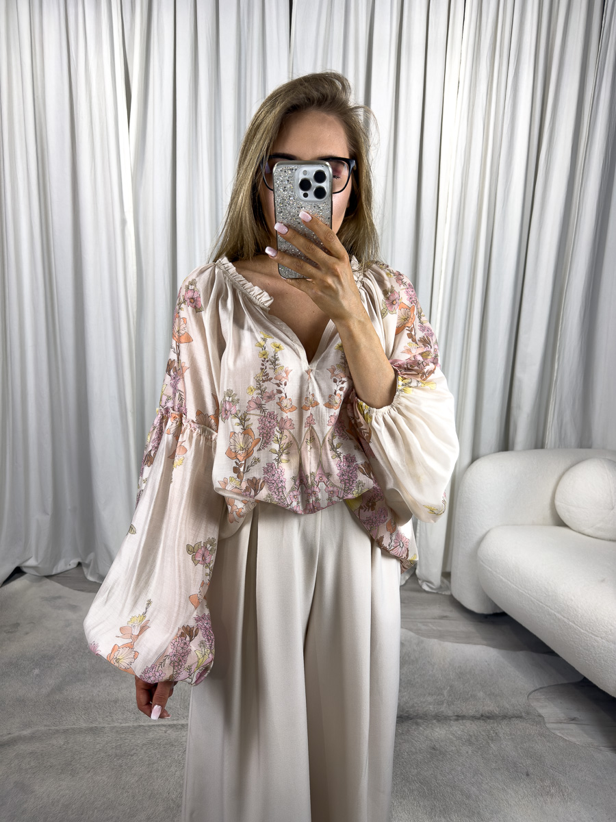 Koszula z lyocellu Paris Miho's – kobieta w lekkiej koszuli z florystycznym wzorem, bufiastymi rękawami i dekoltem V, styl boho, elegancka stylizacja