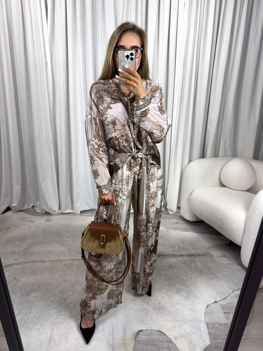 Modelka w komplecie damskim z lyocellu – koszula z długim rękawem i szerokie spodnie z printem floral, lekki zestaw idealny na lato