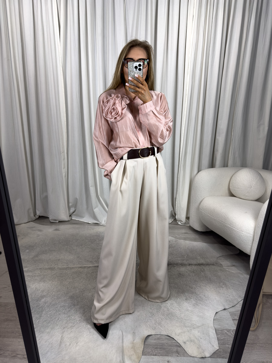 Różowa koszula z lyocellu z broszką Flis. Elegancka, przewiewna koszula. Stylizacja z białymi spodniami.