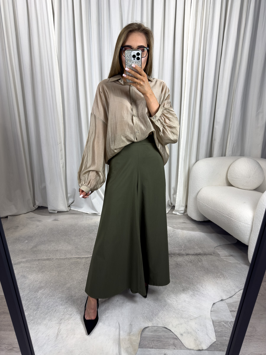 Koszula z lyocellu Basic Gioya – kobieta w klasycznej koszuli oversize z długim rękawem i delikatnym połyskiem, elegancka stylizacja z szerokimi spodniami