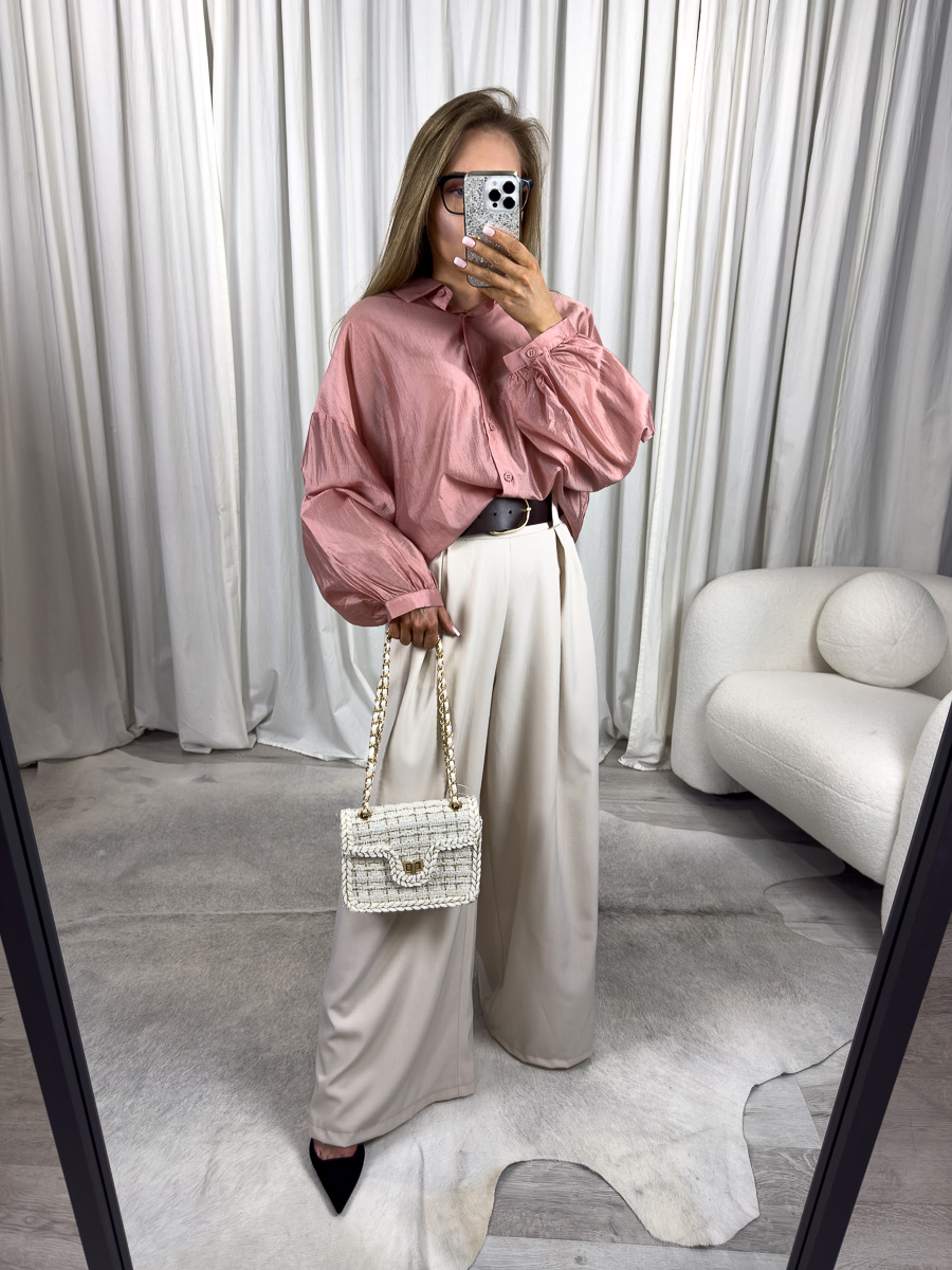 Koszula z lyocellu Basic Gioya – kobieta w klasycznej koszuli oversize z długim rękawem i delikatnym połyskiem, elegancka stylizacja z szerokimi spodniami