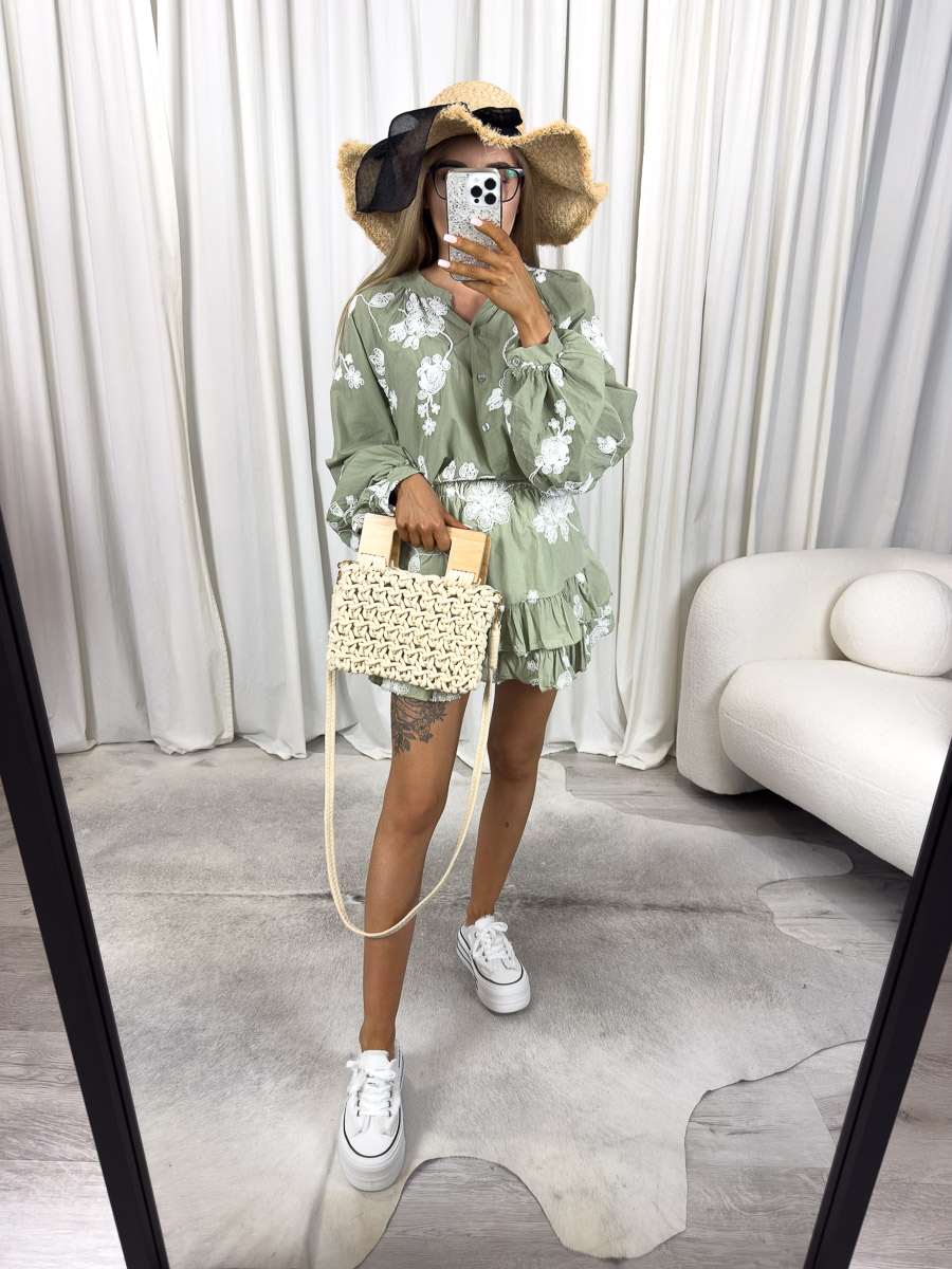 Komplet haftowany Soleil – dwuczęściowy zestaw z haftem w stylizacji z kapeluszem i czarną torebką. Zdjęcie produktowe sklepu internetowego z odzieżą damską.