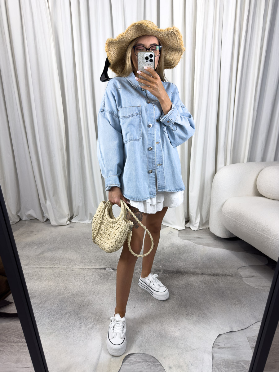 Zdjęcie produktowe sklepu internetowego z odzieżą damską – koszula jeansowa Arta