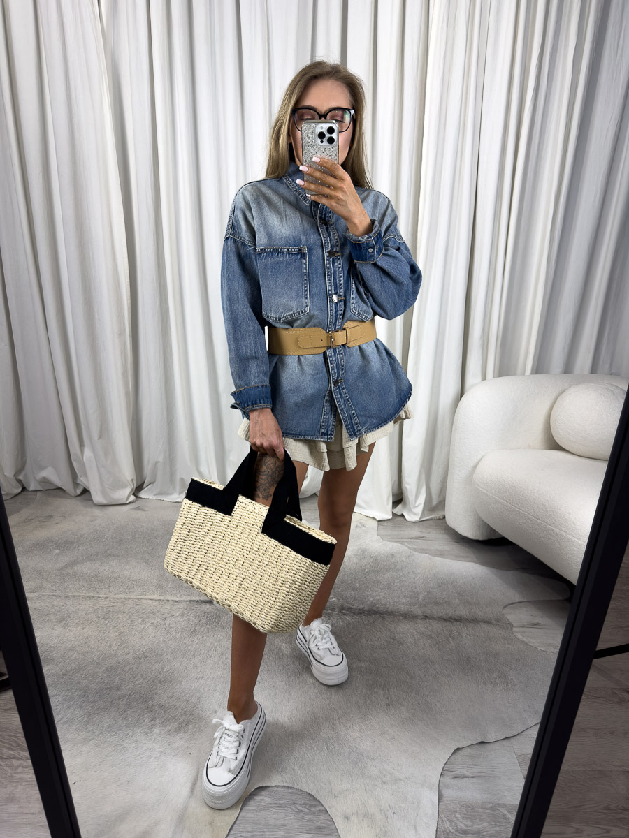 Zdjęcie produktowe sklepu internetowego z odzieżą damską – koszula jeansowa Brownie, fason oversize z kieszeniami i klasycznym krojem