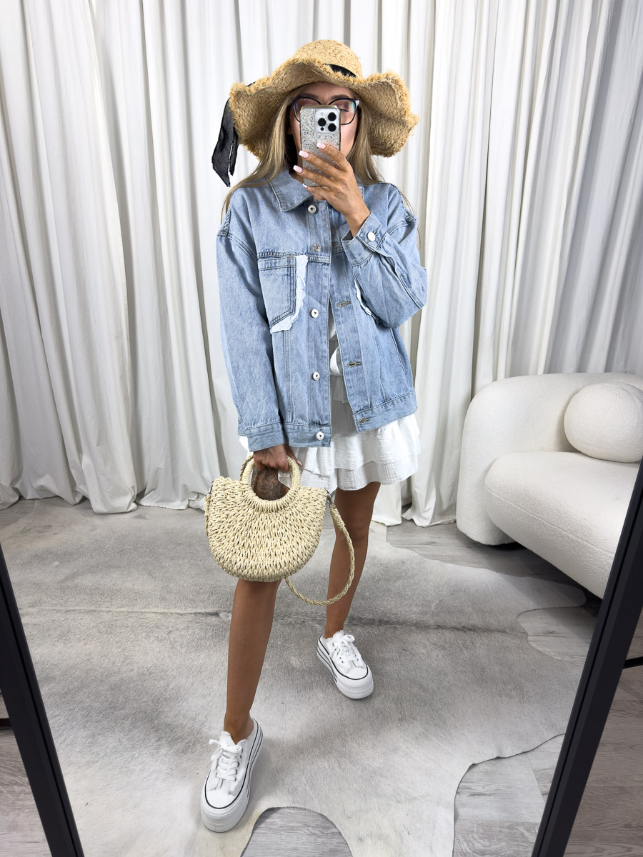 Zdjęcie produktowe sklepu internetowego z odzieżą damską – koszula jeansowa Kenya Wiya, jasny denim, fason oversize z kieszeniami