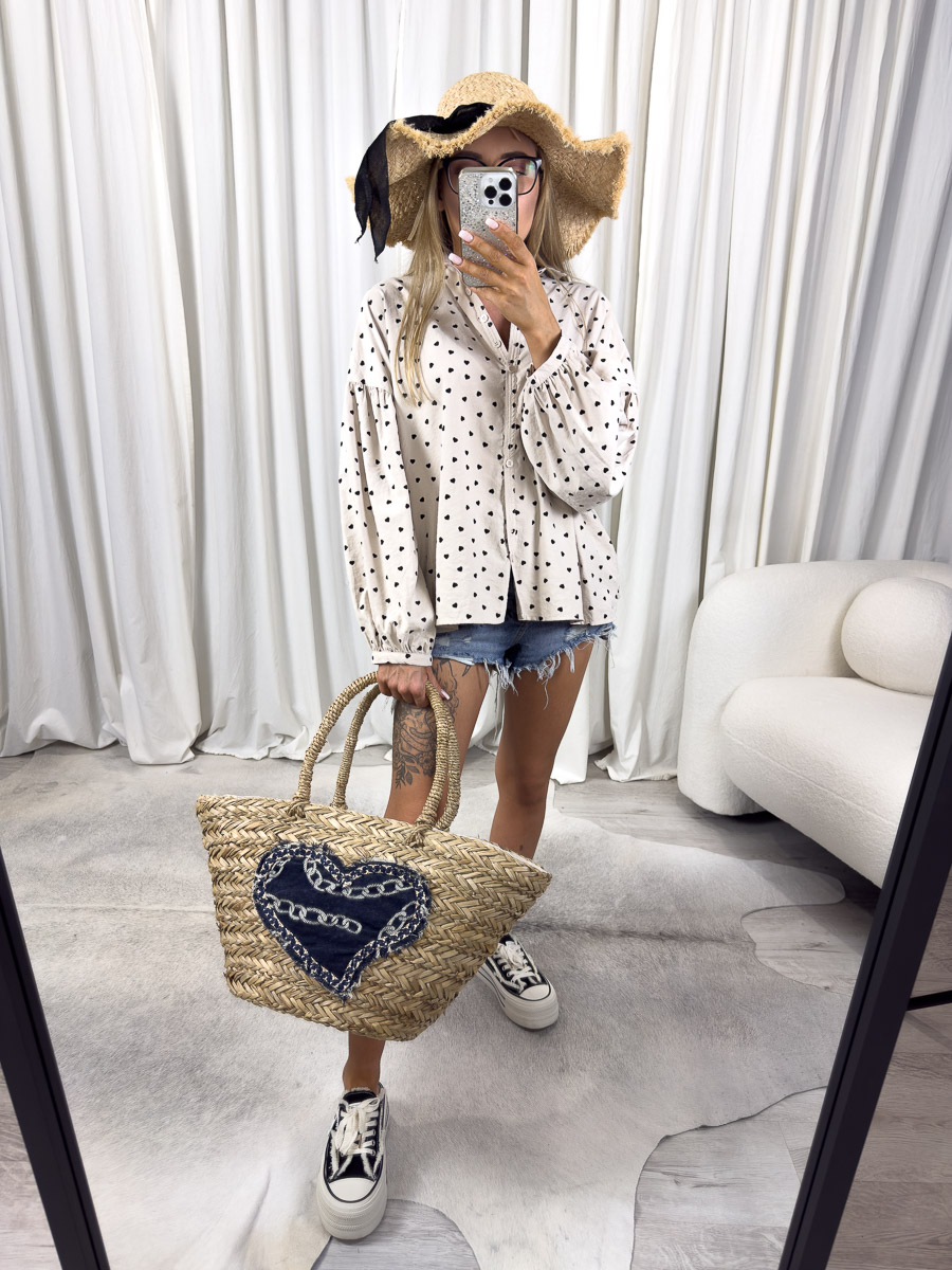 Zdjęcie produktowe sklepu internetowego z odzieżą damską – modelka w koszuli Nina w kolorze kremowym marki Wiya