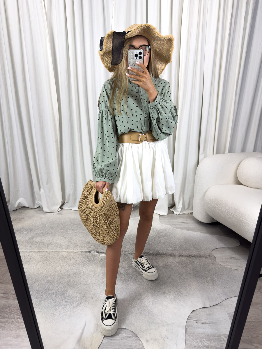 Zdjęcie produktowe sklepu internetowego z odzieżą damską – modelka w koszuli Nina w kolorze pistacjowym marki Wiya