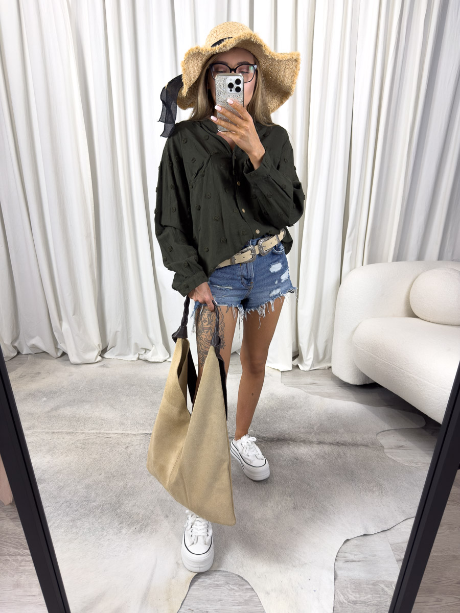 Zdjęcie produktowe sklepu internetowego z odzieżą damską – modelka w ciemnozielonej koszuli Puntini Gioya, szortach jeansowych i słomkowym kapeluszu