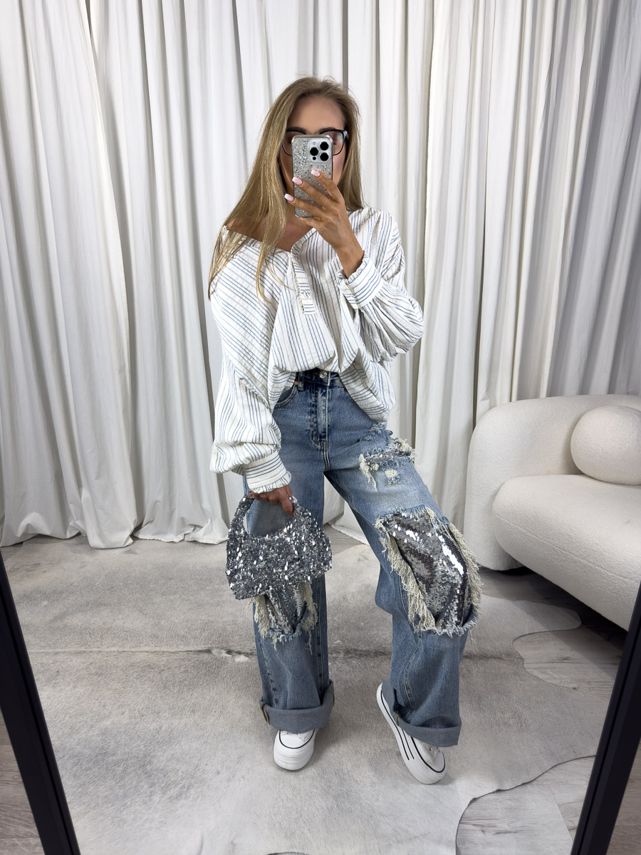 Zdjęcie produktowe sklepu internetowego z odzieżą damską – modelka w koszuli Stripes błękitna marki Gioya