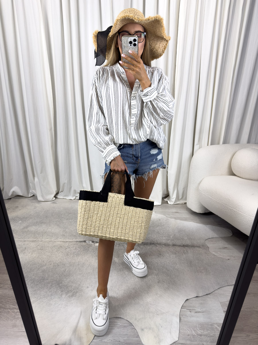 Zdjęcie produktowe sklepu internetowego z odzieżą damską – modelka w koszuli Stripes szara marki Gioya