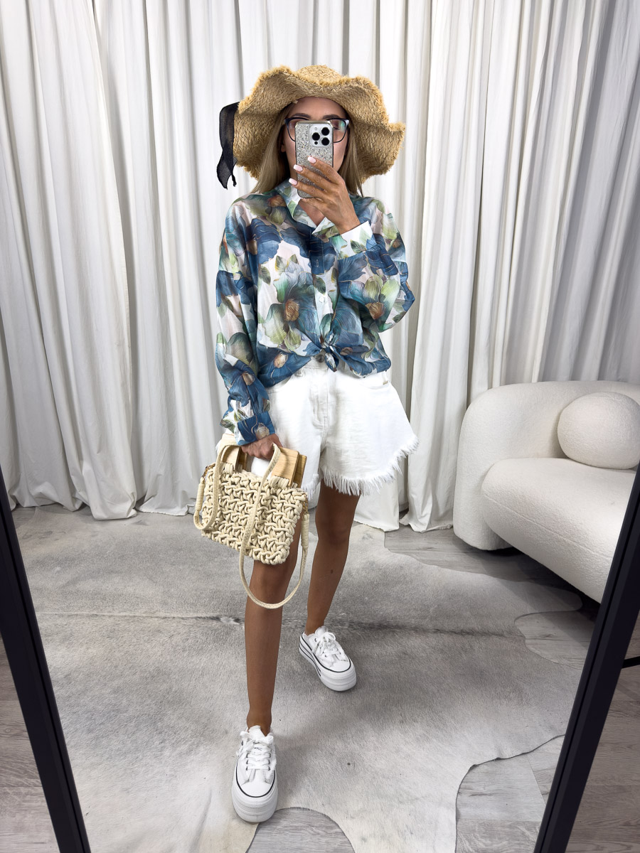 Zdjęcie produktowe sklepu internetowego z odzieżą damską – modelka w koszuli w kwiaty z lyocellu Garden niebieska