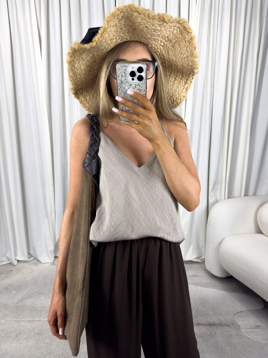 Lekki top Vivi na cienkich ramiączkach, stylizacja z szerokimi spodniami i dodatkami. Zdjęcie produktowe sklepu internetowego z odzieżą damską.