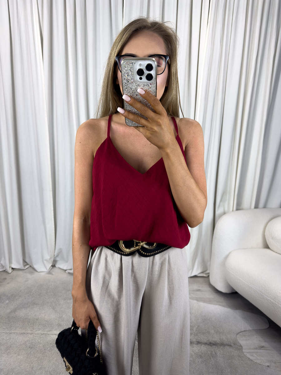 Lekki top Vivi na cienkich ramiączkach, stylizacja z szerokimi spodniami i dodatkami. Zdjęcie produktowe sklepu internetowego z odzieżą damską.