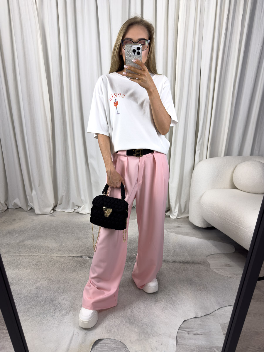 Zdjęcie produktowe sklepu internetowego z odzieżą damską – luźne spodnie Moodie z szerokimi nogawkami i wysokim stanem