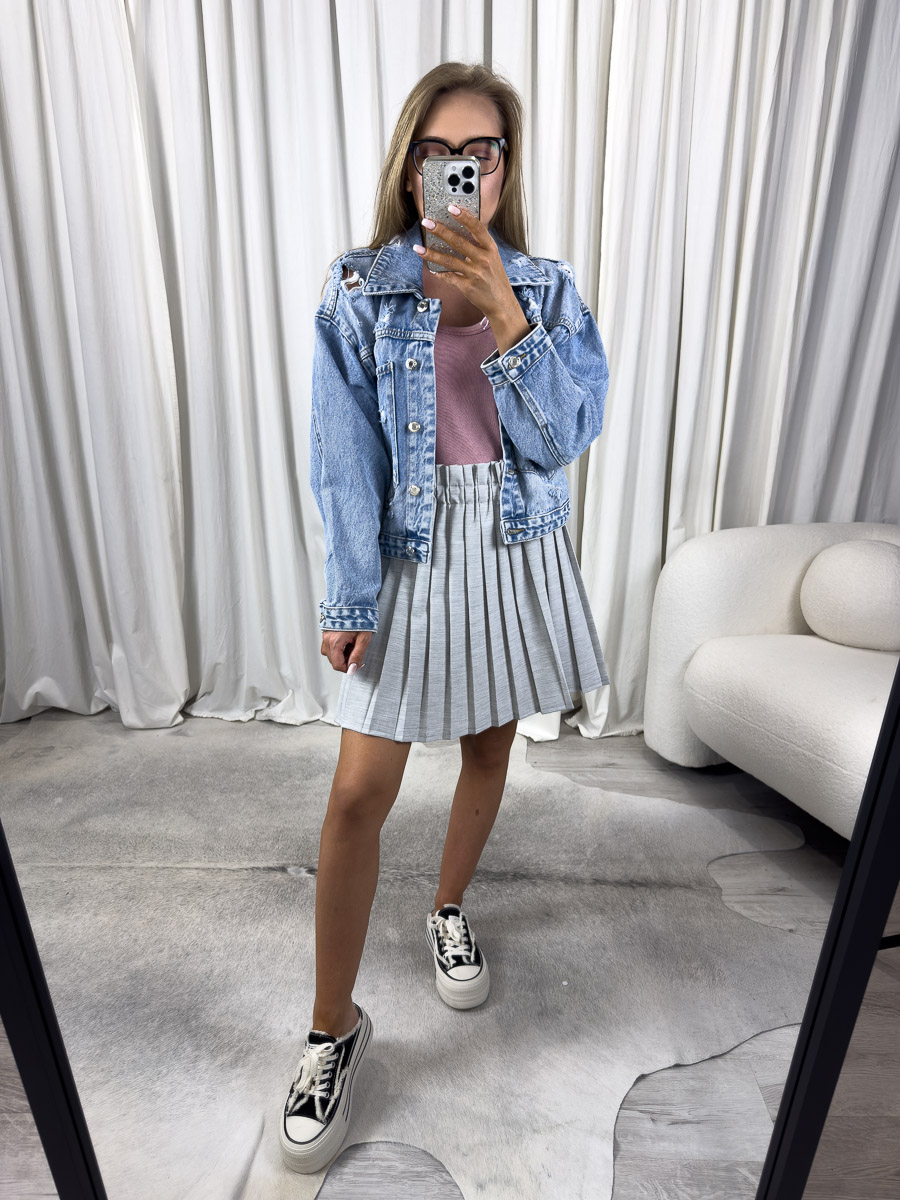 Zdjęcie produktowe sklepu internetowego z odzieżą damską – spódnica plisowana Daily szara z elastyczną talią i plisowanym fasonem