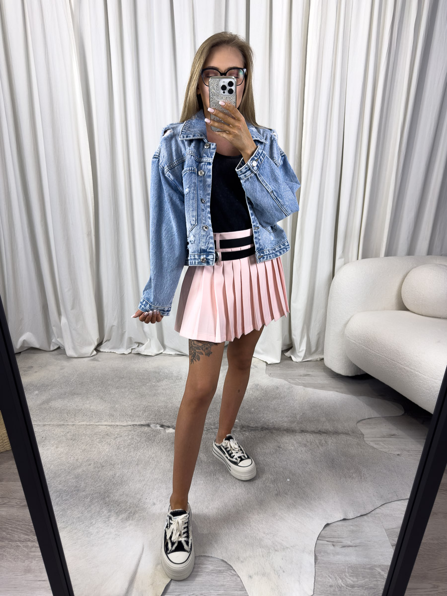 Zdjęcie produktowe sklepu internetowego z odzieżą damską – spódnico-spodenki plisowane Studio, jasnoróżowa plisowana miniówka z szortami