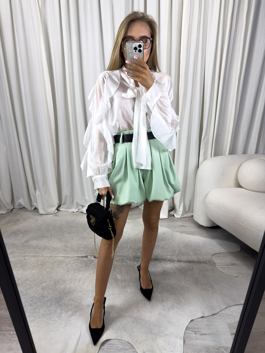 Zdjęcie produktowe sklepu internetowego z odzieżą damską – spódnico-spodenki eleganckie Classic miętowe z wysokim stanem i paskiem w stylizacji z koszulą