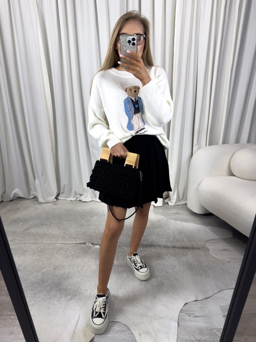 Zdjęcie produktowe sklepu internetowego z odzieżą damską – modelka w trampkach ubrana w sweter Teddy śmietankowy marki Azara