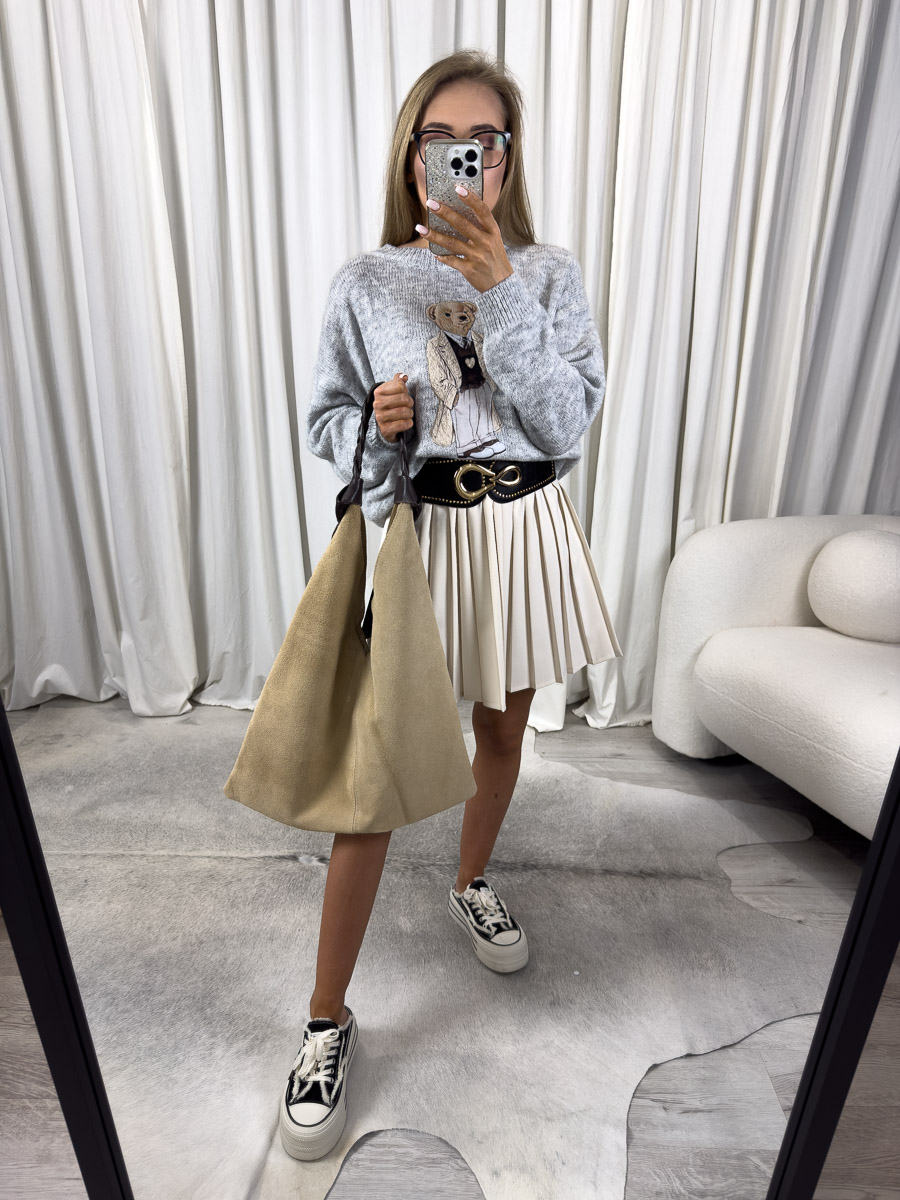 Zdjęcie produktowe sklepu internetowego z odzieżą damską – modelka w trampkach ubrana w sweter Teddy szary marki Azara