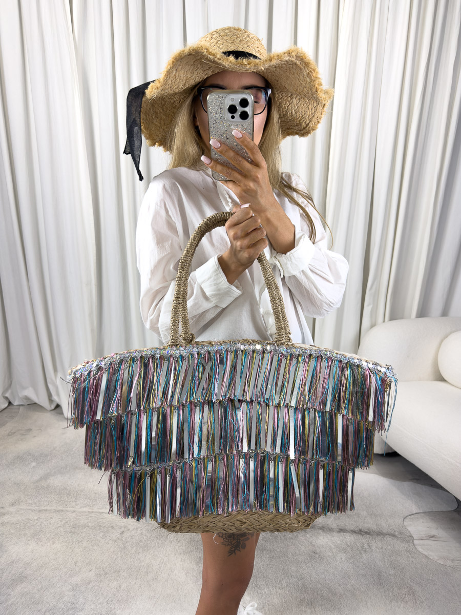 Zdjęcie produktowe sklepu internetowego z odzieżą damską – Torebka wiklinowa Glam z kolorowymi frędzlami w stylu boho glamour