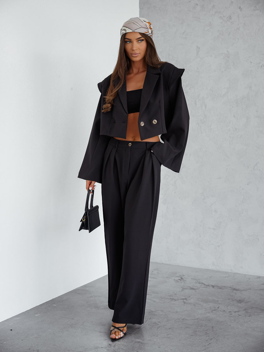 Zdjęcie produktowe sklepu internetowego: modelka w garniturze oversize Basic Lil Glam czarny od polskiego producenta – krótka marynarka i szerokie spodnie