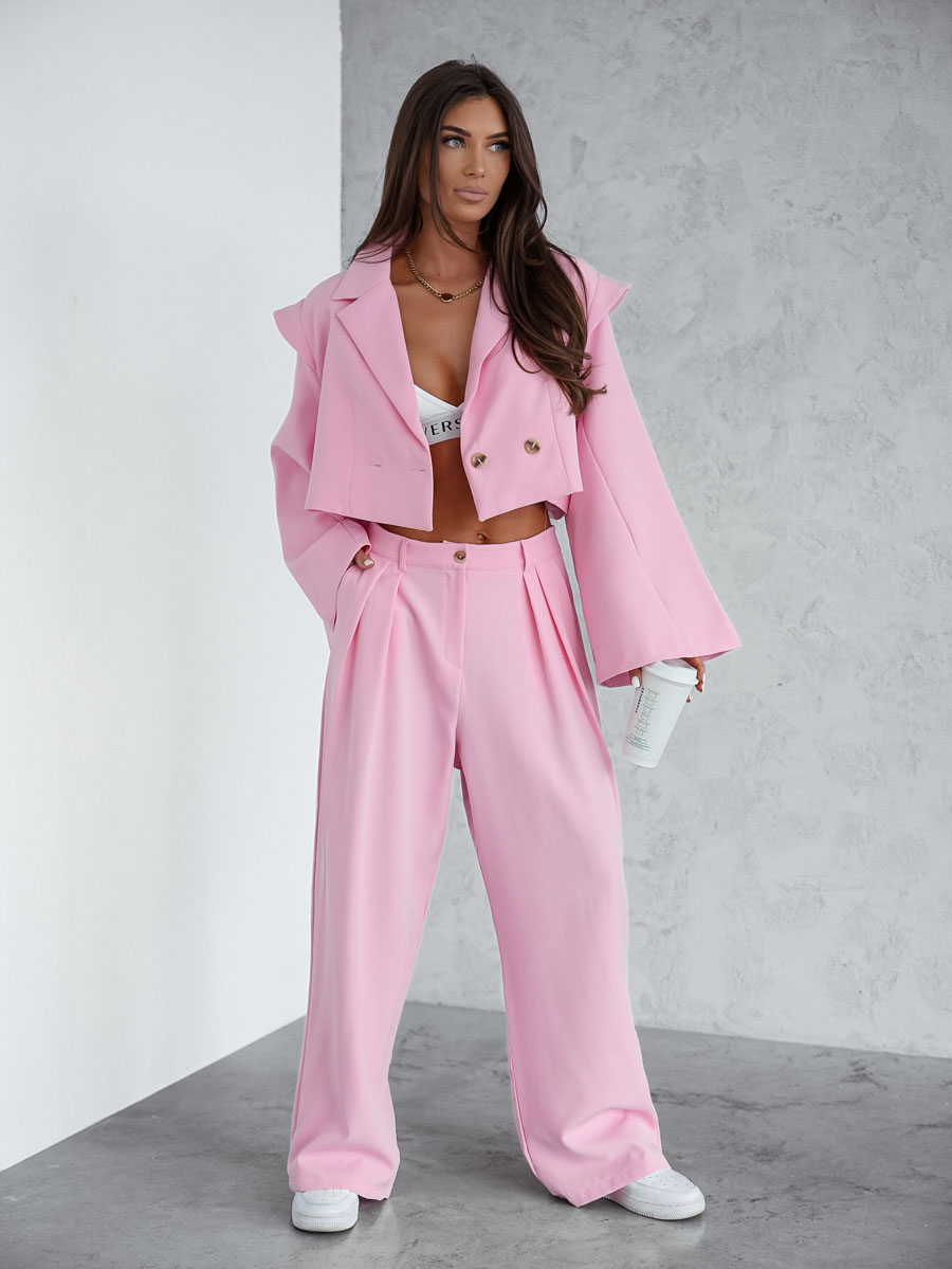 Zdjęcie produktowe sklepu internetowego: modelka w garniturze oversize Basic Lil Glam różowy od polskiego producenta – krótka marynarka i szerokie spodnie