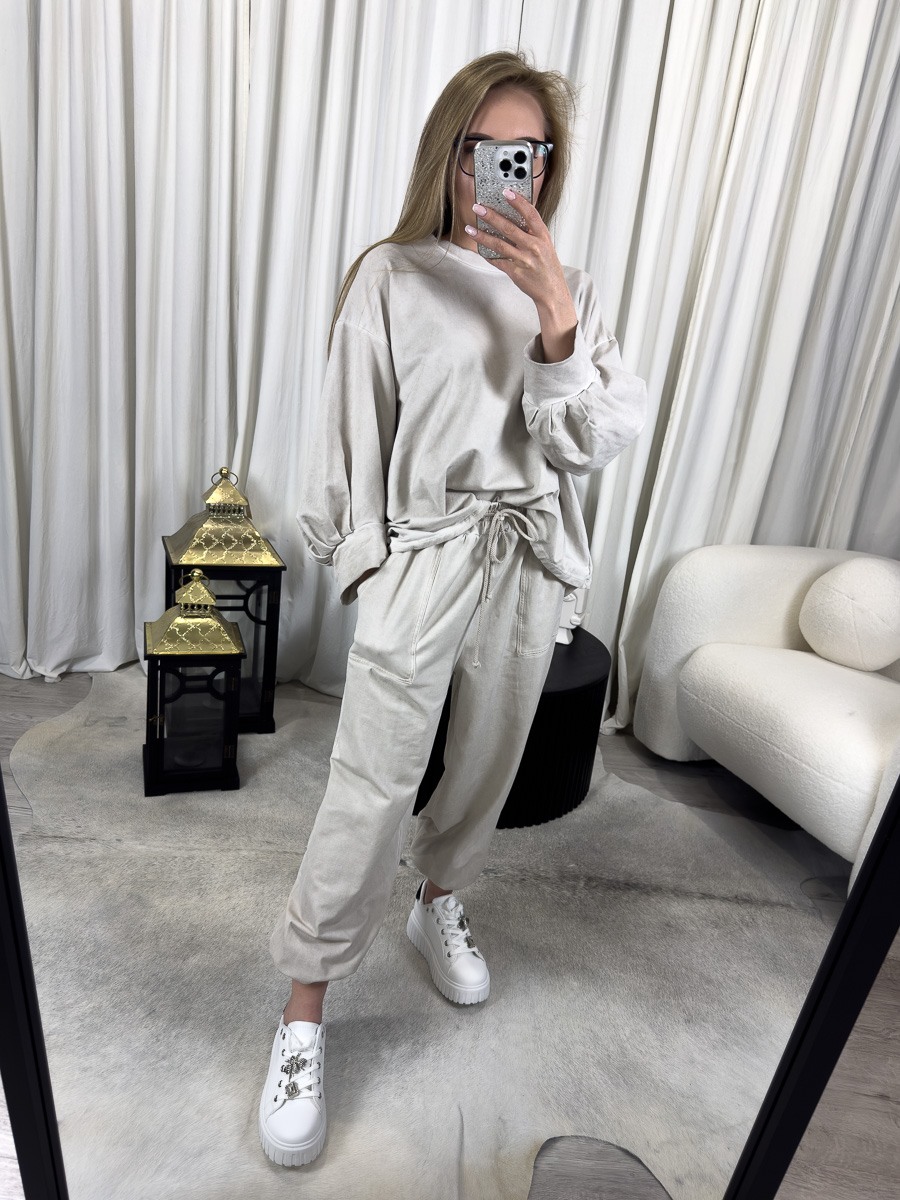 Komplet Dresowy Kremowy Wiya – komplet damski w kremowym kolorze, luźna bluza z troczkiem i spodnie z gumką, stylizacja z białymi sneakersami