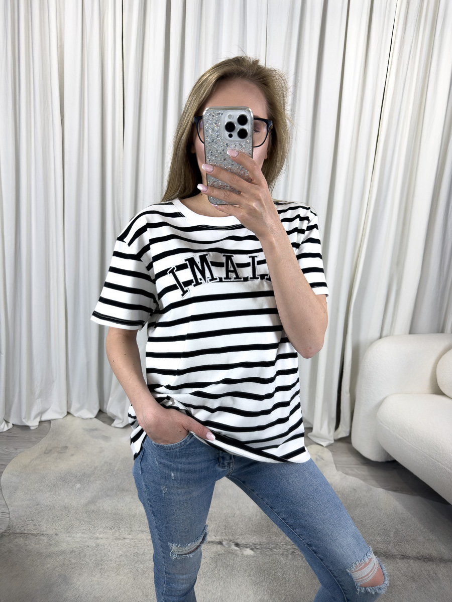 T-shirt Malibu czarny w paski z nadrukiem – stylowa koszulka damska na co dzień