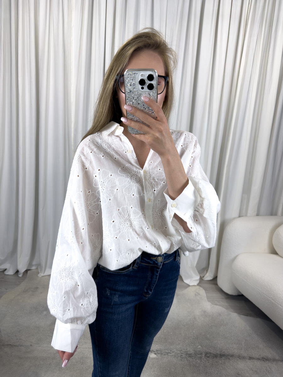 Koszula haftowana Flowers Wiya – biała koszula damska z kwiatowym haftem, bufiaste rękawy, włoski styl.